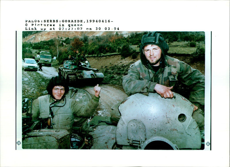 1994 BOSNIAN SERB TANKS SEIZE THE STRATEGIC HIGH GROUND AROUND TOWN PUBLISHED - Vintage Photograph