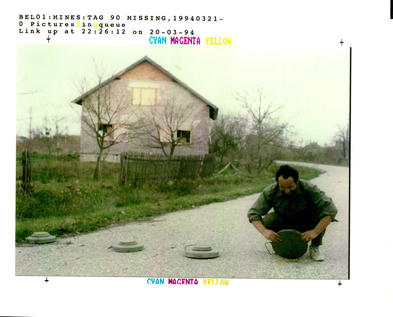 1994 KRAJINA SERB SOLDIER PLANTS ANTI TANK MINES THE RUSSIAN WRITER COUNTRY - Vintage Photograph