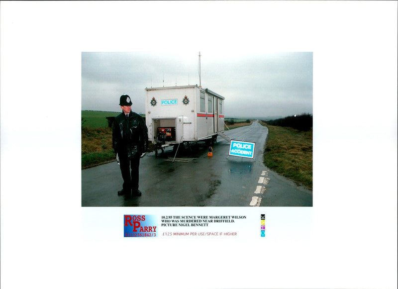 1995 MURDERED WOMAN WAS FOUND FIELD NEAR DROITWIC NIGEL BENNETT WILSON - Vintage Photograph