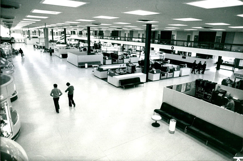1977 TERMINAL ONE HEATHROW DESERTED YESTERDAY BECAUSE THE CONTINUED BRITISH - Vintage Photograph