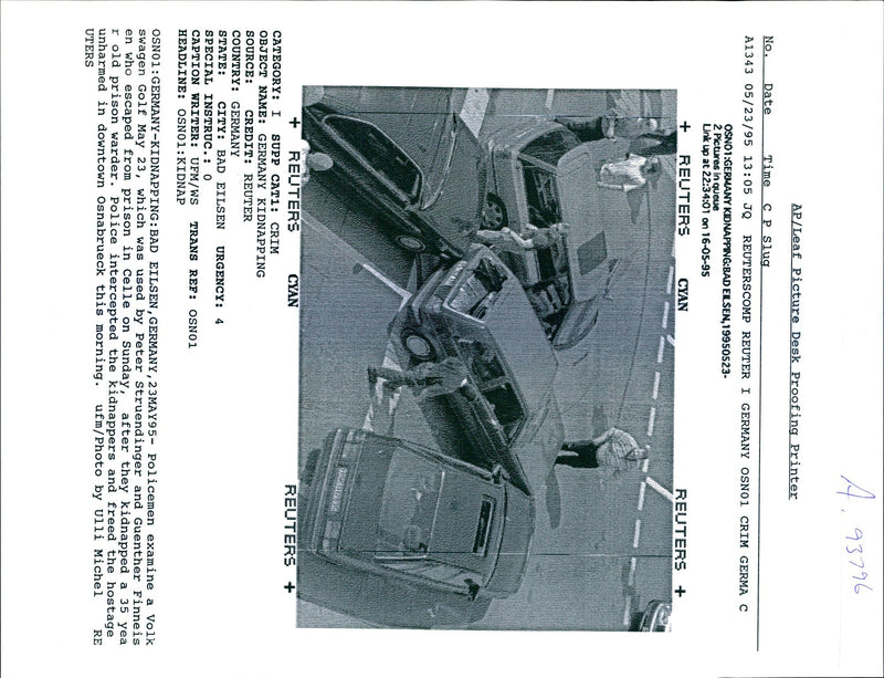 1995 LEAF PICTURE DESK PROOFING WOLFGANG VOLZ POLICE WRITER PETER COUNTRY - Vintage Photograph