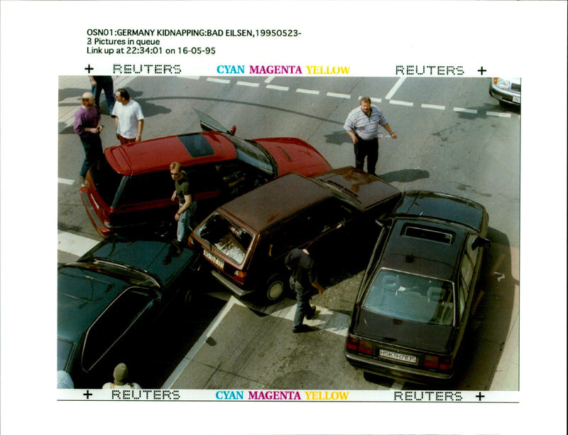 1995 LEAF PICTURE DESK PROOFING WOLFGANG VOLZ POLICE WRITER PETER COUNTRY - Vintage Photograph