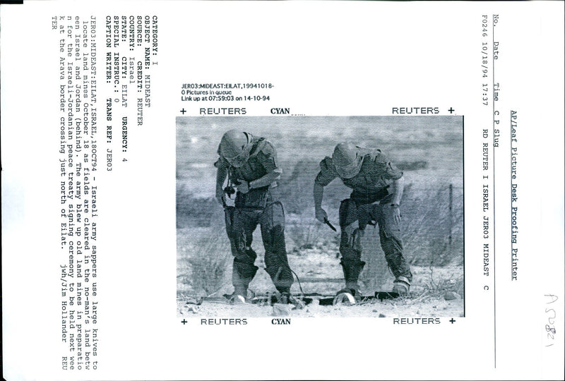 1994 ISRAELI ARMY SAPPERS USE LARGE JIM HOLLANDER JERO WRITER COUNTRY - Vintage Photograph