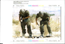 1994 ISRAELI ARMY SAPPERS USE LARGE JIM HOLLANDER JERO WRITER COUNTRY - Vintage Photograph