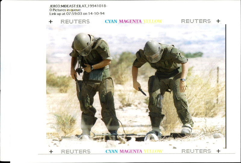 1994 ISRAELI ARMY SAPPERS USE LARGE JIM HOLLANDER JERO WRITER COUNTRY - Vintage Photograph