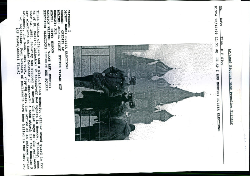 1995 SECURITY STEPPED DURING THE JOCKEL FINCK TITLE RUSSIAN WRITER RUSSIA - Vintage Photograph