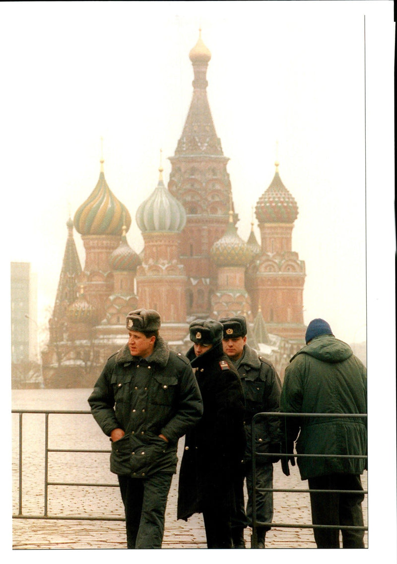 1995 SECURITY STEPPED DURING THE JOCKEL FINCK TITLE RUSSIAN WRITER RUSSIA - Vintage Photograph