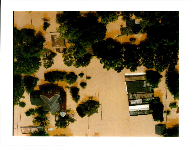 1994 FLOODING CONTINUES ROU RICHARD OPEN THOMASON TITLE USA WRITER COUNTRY - Vintage Photograph