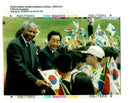 1995 MANDELA ARRIVED SEO YONHA NELSON WRITER COUNTRY PRESIDENT - Vintage Photograph