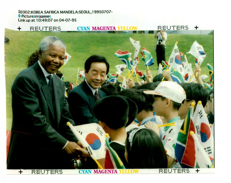 1995 MANDELA ARRIVED SEO YONHA NELSON WRITER COUNTRY PRESIDENT - Vintage Photograph