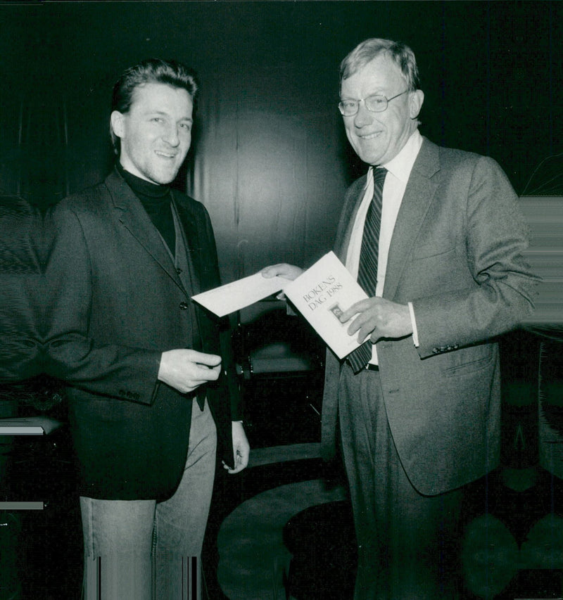 The poet Konny Isgren is awarded the Svenska Dagbladet Literature Prize by Ingmar Björkstén - Vintage Photograph