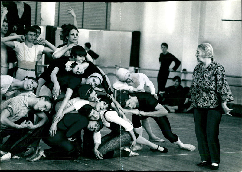 BRONISLAVA NIJINSKA REHEARSES LES NOCES ANTHONY CRICKMAY OPERA BALLET - Vintage Photograph