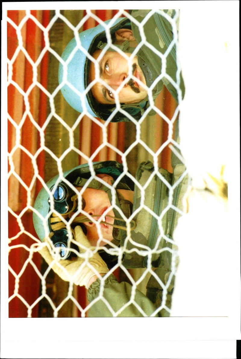 1994 BOSNIAN PRESIDENT IZETBEGOVIC PROMISED OFFICI TITLE WRITER FRENCH ARMY - Vintage Photograph