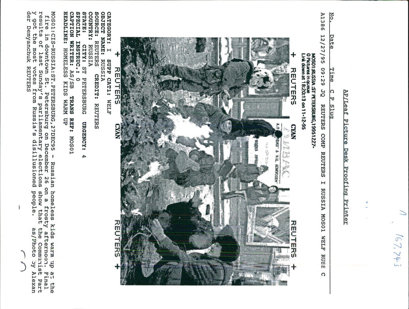 1995 RUSSIAN HOMELESS KIDS WARM THE FIRE ALEXAN DER WRITER COMMUNIST - Vintage Photograph