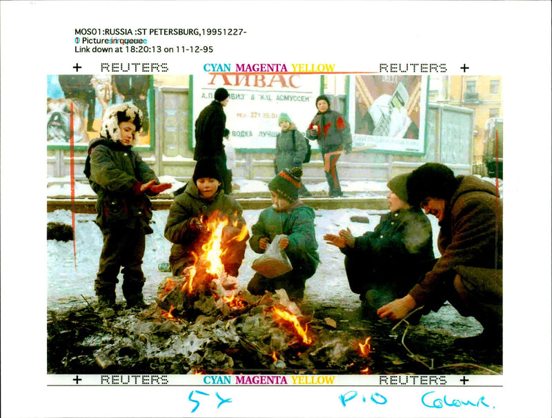 1995 RUSSIAN HOMELESS KIDS WARM THE FIRE ALEXAN DER WRITER COMMUNIST - Vintage Photograph