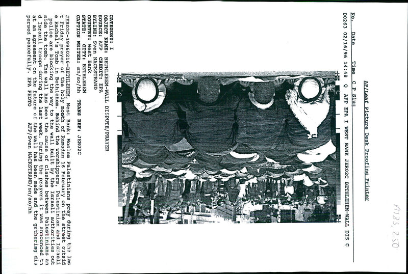 1996 PALESTINIAN AND ISRAELI POLICE ARE SVEN NACKSTRAND BUILT WRITER COUNTRY - Vintage Photograph