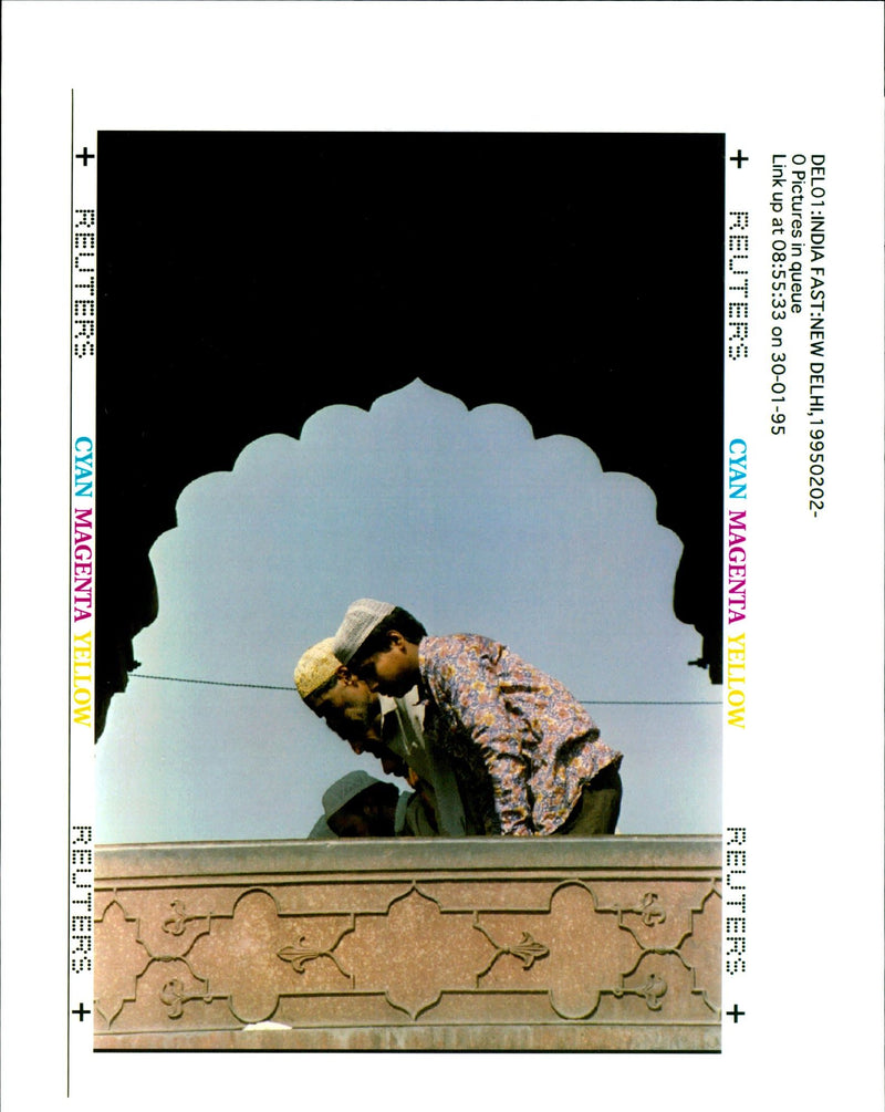 1995 INDIAN MOSLEMS PRAY THE NEW DELHIS WALLED SUNIL MALHOTRA WRITER COUNTRY - Vintage Photograph