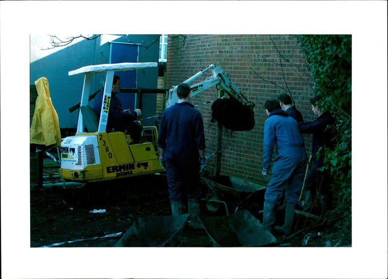 POLICE DOG WEST MURDER DIG OBJECT ERMINA DAVE BURGES - Vintage Photograph