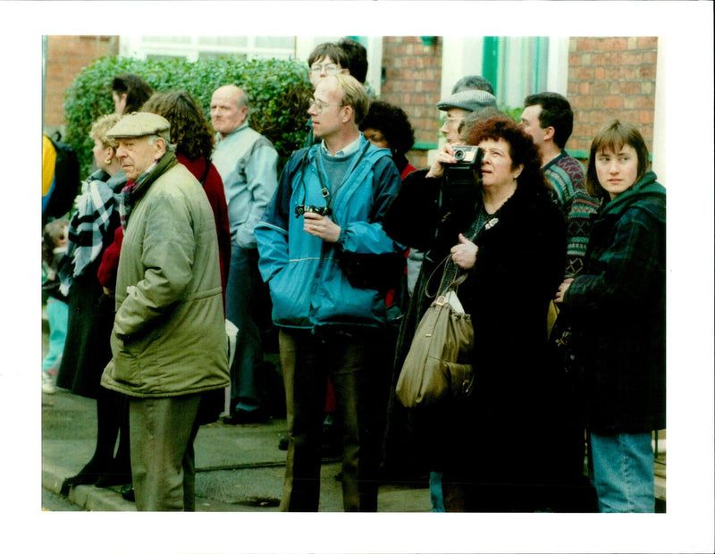 1994 GLOUCESTER MURDERS BYLINE SIGHTSEERS TURNED CROMWELL DAVE BURGES - Vintage Photograph