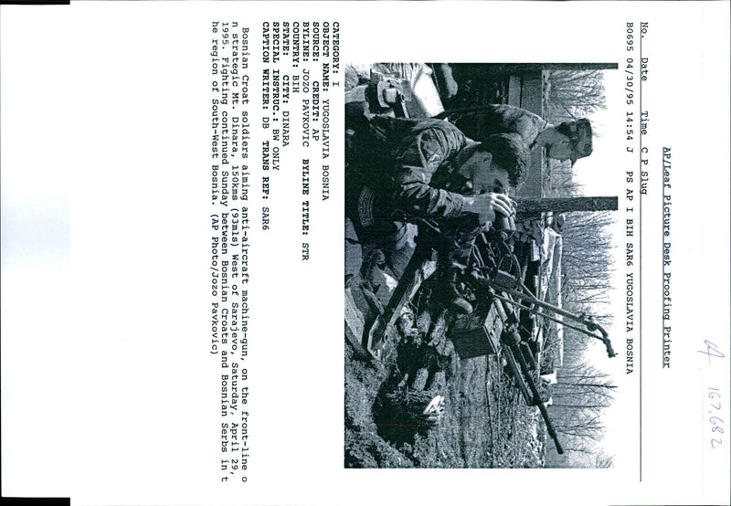 1995 FIGHTING CONTINUED SUNDAY BETWEEN BOSNIAN CROA TITLE AIRCRAFT WRITER COUNTRY - Vintage Photograph