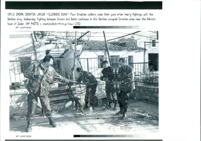 1990 FIGHTING BETWEEN CROATS AND SERBS CONTINUES THIS SERBIAN OCCUPIED ARMY - Vintage Photograph