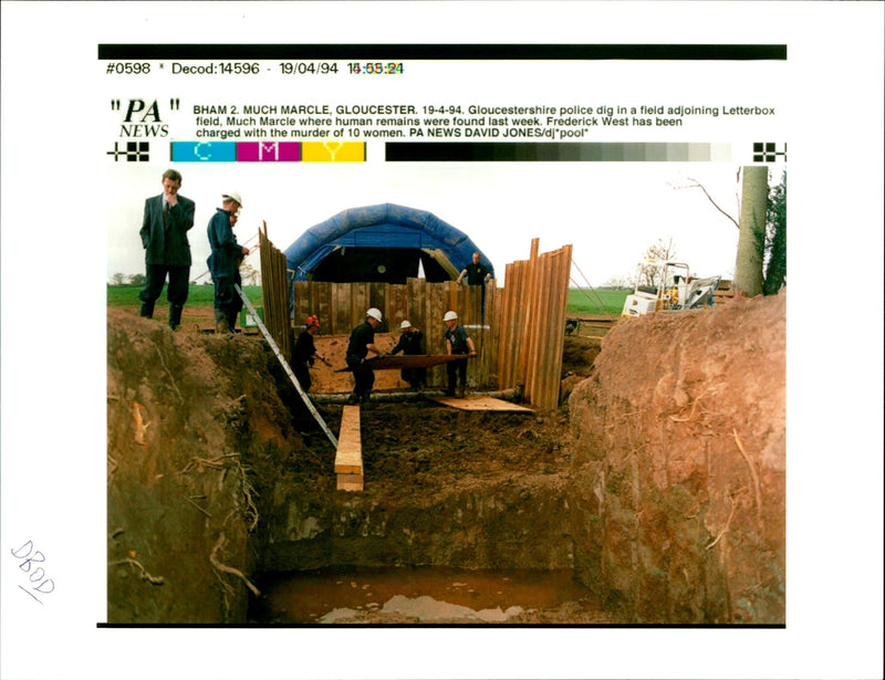 1994 FREDERICK WEST HAS BEEN CHARGED WITH THE MURDER DAVID JONES POLICE - Vintage Photograph