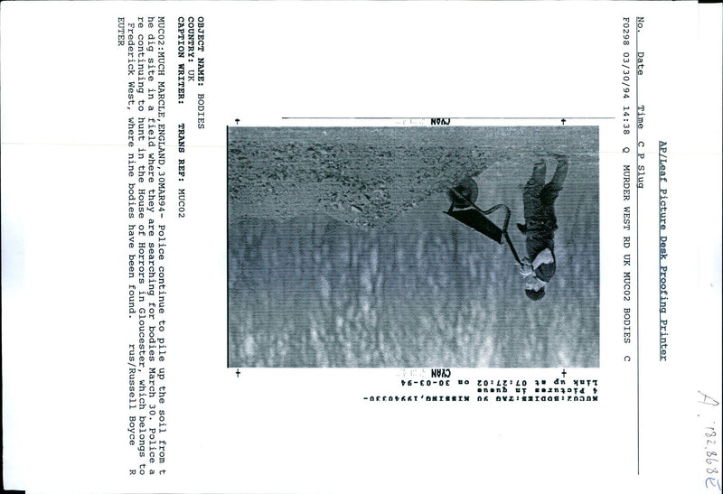 1994 POLICE CONTINUE HUNT THE HOUSE RUSSELL BOYCE ENGLAND WRITER COUNTRY - Vintage Photograph