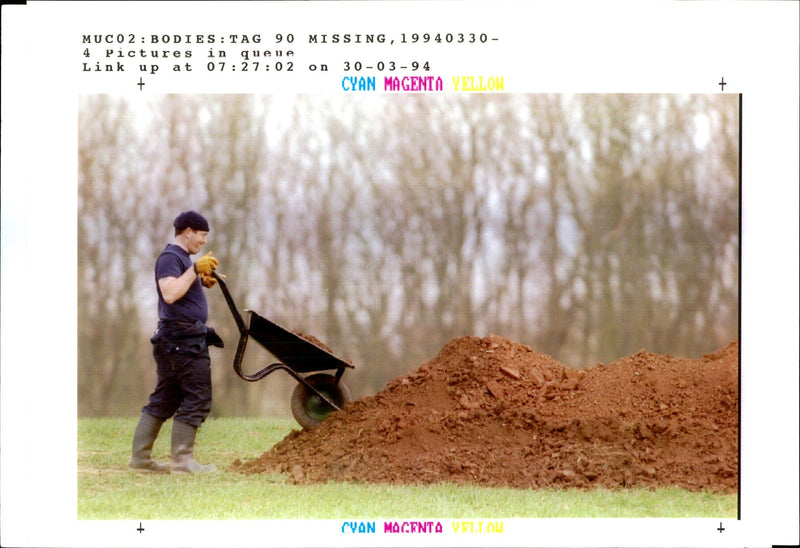 1994 POLICE CONTINUE HUNT THE HOUSE RUSSELL BOYCE ENGLAND WRITER COUNTRY - Vintage Photograph