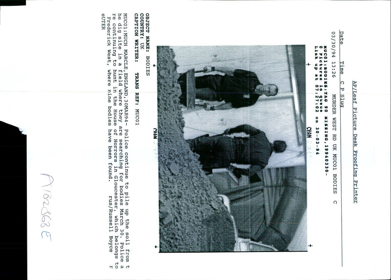 1994 POLICE CONTINUE HUNT THE HOUSE RUSSELL BOYCE ENGLAND WRITER COUNTRY - Vintage Photograph