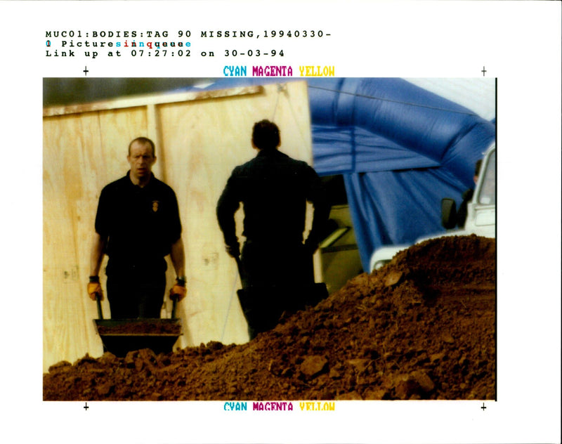 1994 POLICE CONTINUE HUNT THE HOUSE RUSSELL BOYCE ENGLAND WRITER COUNTRY - Vintage Photograph