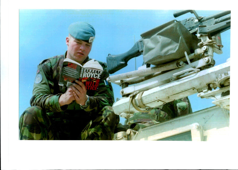 1994 UNDER NATO ULTIMATUM THE BOSNIAN SERB BACH TITLE WRITER UNITED BRITISH - Vintage Photograph