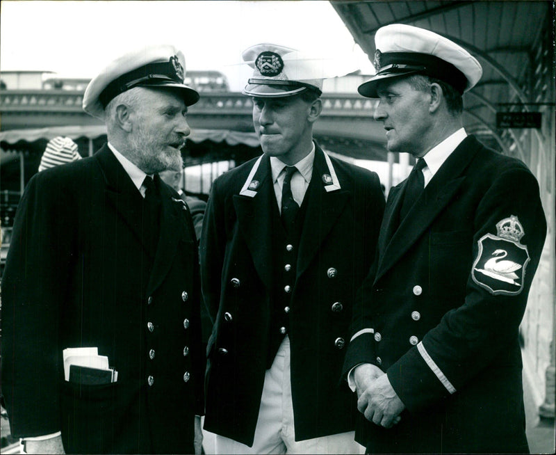 1963 QUEEN OWNS ABOUT THE THAMES MICHAEL TURK HAROLD COBB EXPEDITION ROYAL - Vintage Photograph