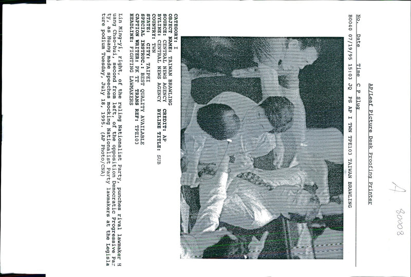 1995 CHINESE LAWMAKER LIN MING PUNCHES RIV HUANG TITLE WRITER SECOND COUNTRY - Vintage Photograph