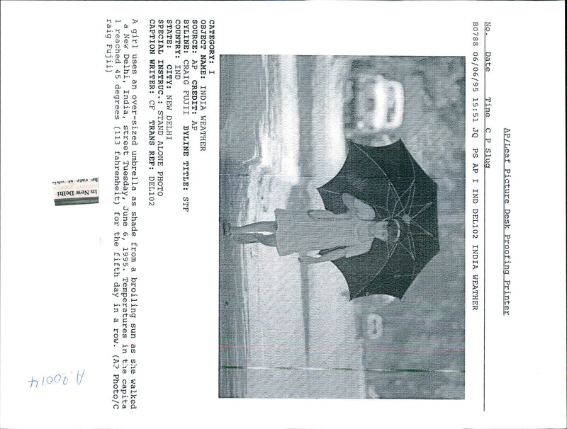 1995 TEMPERATURES THE CAPITA REACHED DEGR CRAIG FUJII TITLE WRITER COUNTRY - Vintage Photograph