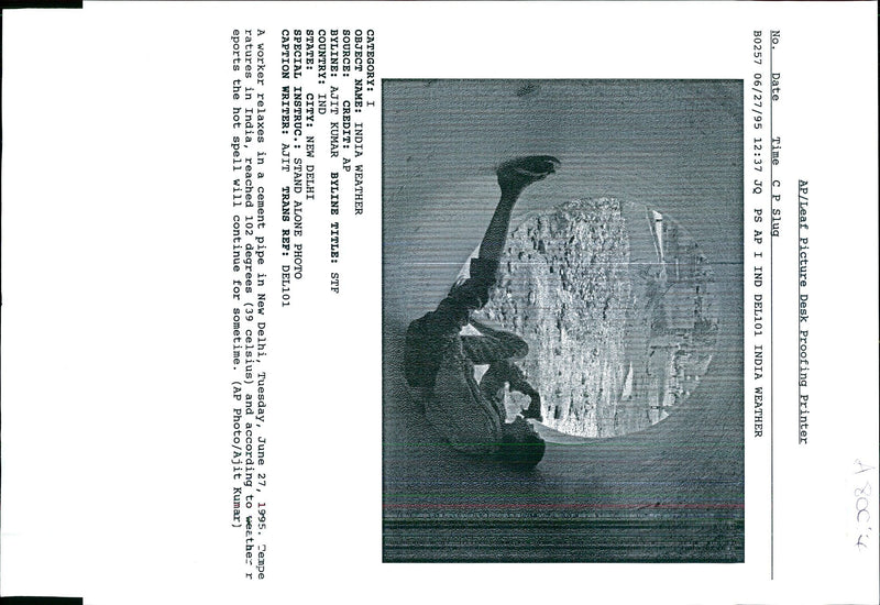1995 TEMPERATURES INDIA REACHED DEGREES CELS AJIT KUMAR TITLE WRITER COUNTRY - Vintage Photograph