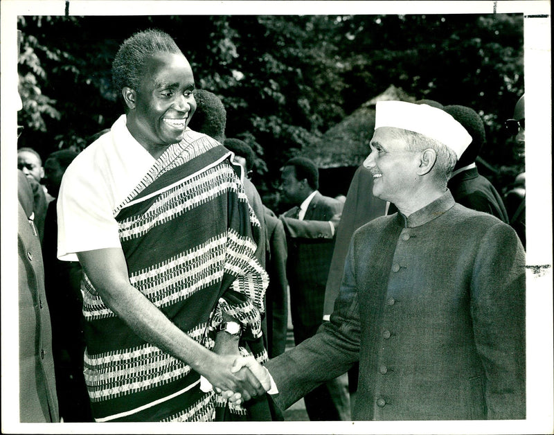 President Kenneth Kaunda shaking hands with Lal Bahadur Shastri of India - Vintage Photograph