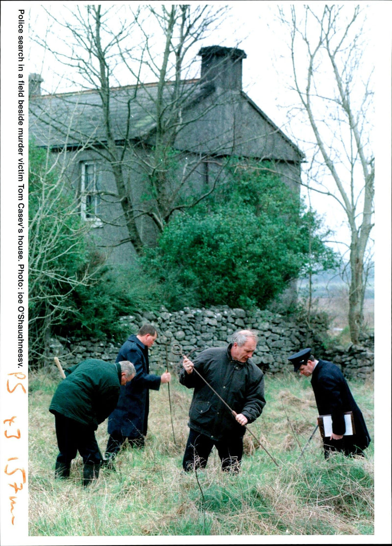 1996 POLICE SEARCH FIELD BESIDE MURDER VICTIM TOM CASEYS HOU JOE PUBLISHED - Vintage Photograph