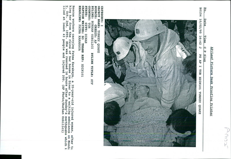 1995 FATMA KARAKAYA WAS RESCUED HOURS BURHAN OZBILICI TITLE KING WRITER COUNTRY - Vintage Photograph