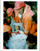 1995 FATMA KARAKAYA WAS RESCUED HOURS BURHAN OZBILICI TITLE KING WRITER COUNTRY - Vintage Photograph