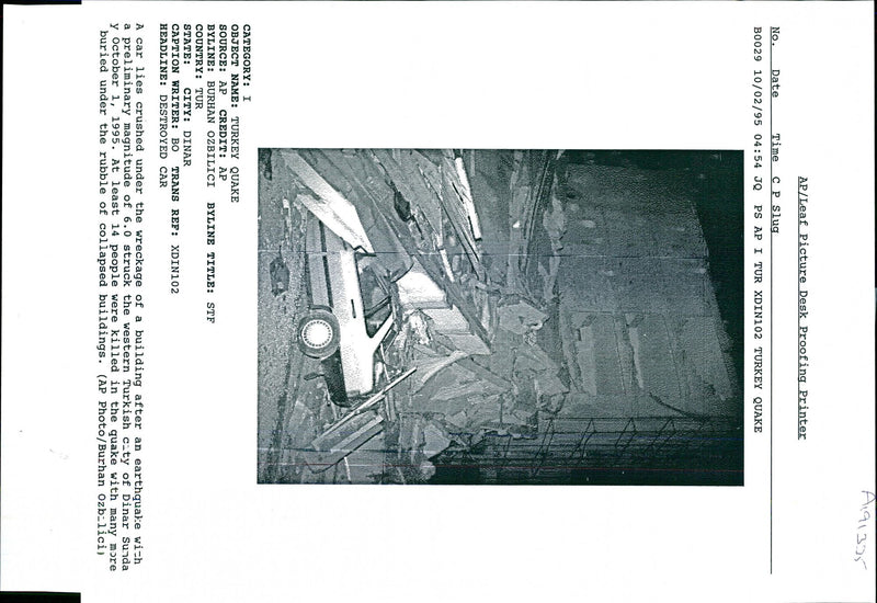 1995 LEAST PEOPLE WERE KILLED THE QUAKE WITH MANY TITLE CAR WRITER COUNTRY - Vintage Photograph