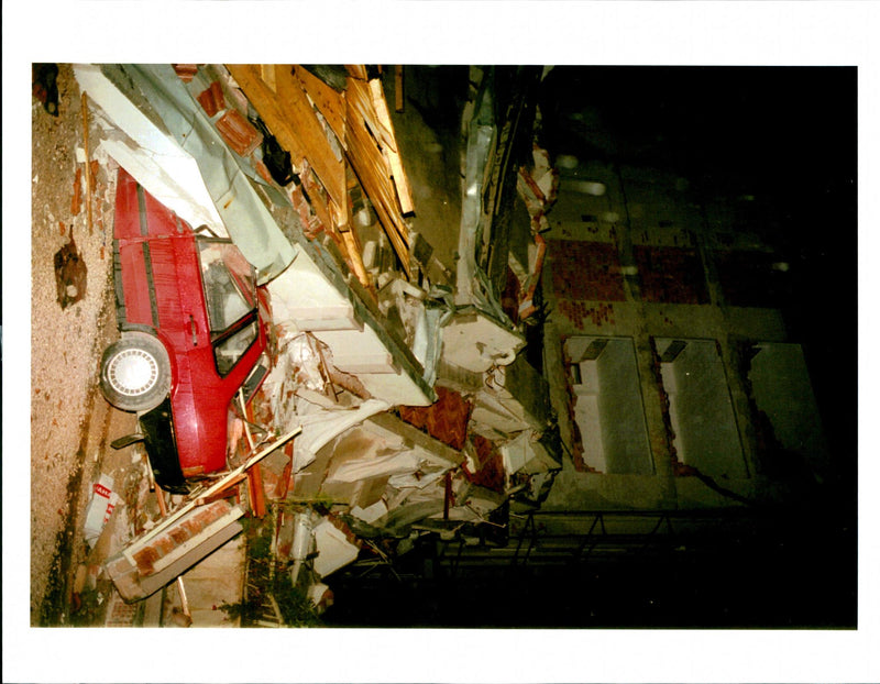 1995 LEAST PEOPLE WERE KILLED THE QUAKE WITH MANY TITLE CAR WRITER COUNTRY - Vintage Photograph