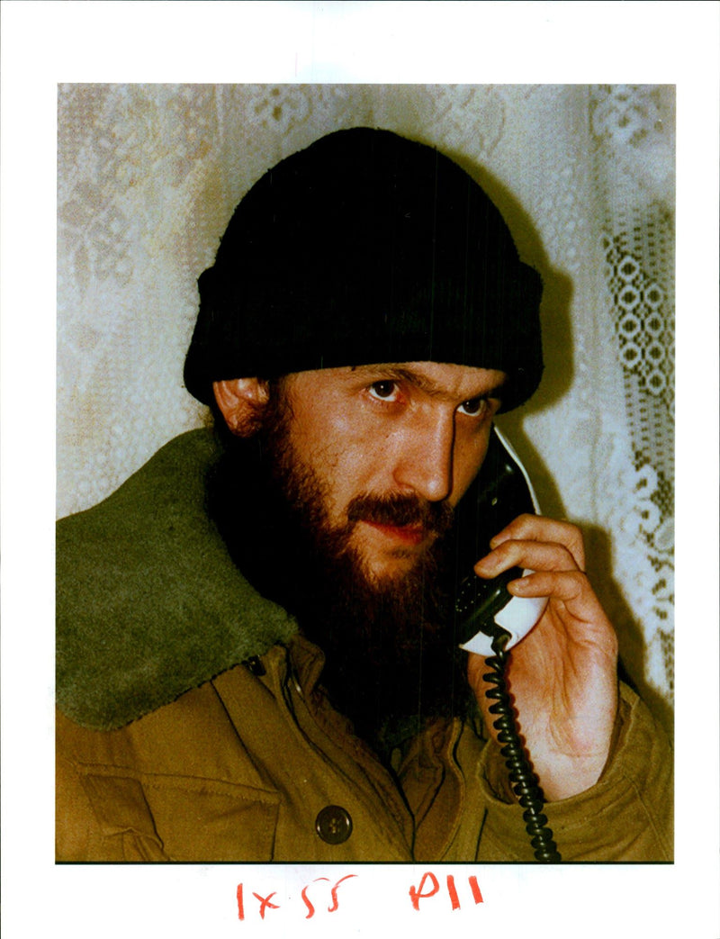 1996 CHECHEN REBEL LEADER SALMAN RADUYEV TALKS PHONE RUSSIAN WRITER RUSSIA - Vintage Photograph