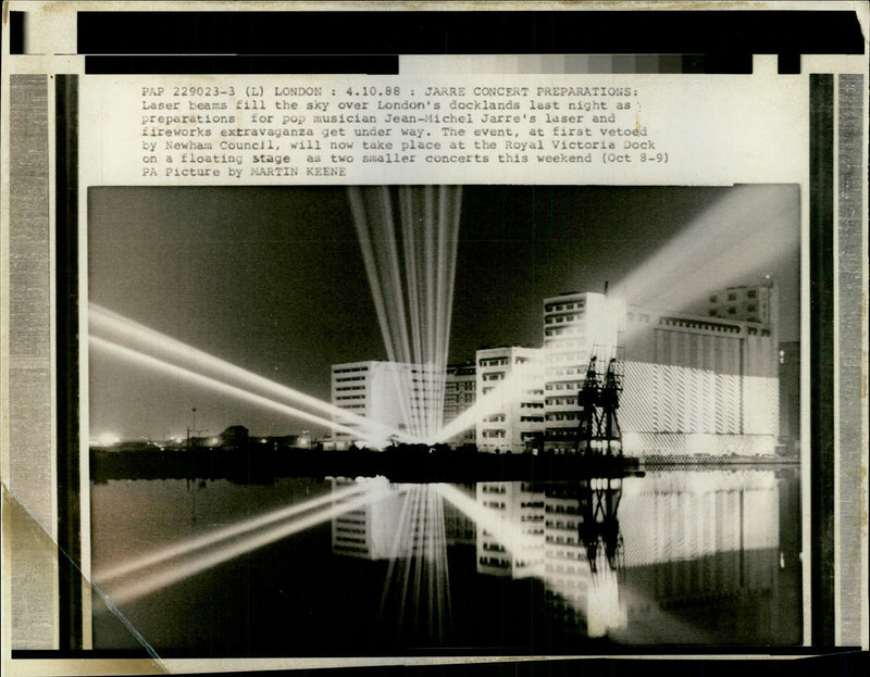 1988 THE EVENT WILL NOW TAKE MARTIN KEENE JOSEPH MUSICIAN JEAN STAGE CONCERT - Vintage Photograph