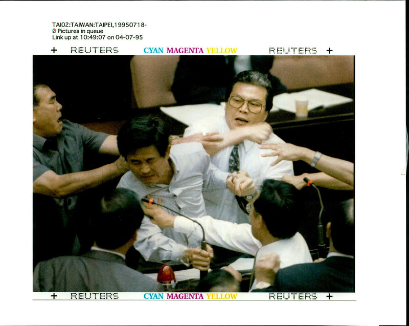 1995 THE CLASH WAS PARL IAMENTS THI WANG YUAN LIN MING MAO WRITER COUNTRY - Vintage Photograph