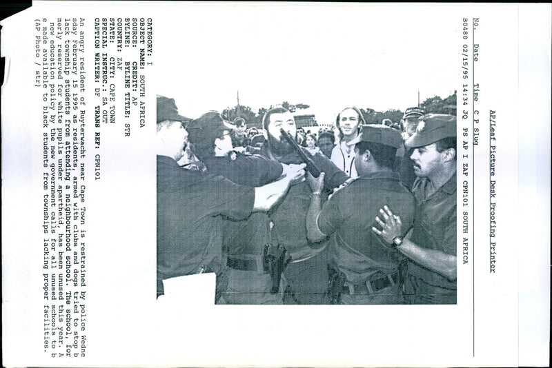 1995 RESIDENTS ARMED WITH CLUBS AND DOGS TRIED WHITE POLICE WRITER COUNTRY TITLE - Vintage Photograph