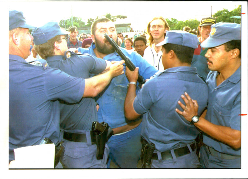 1995 RESIDENTS ARMED WITH CLUBS AND DOGS TRIED WHITE POLICE WRITER COUNTRY TITLE - Vintage Photograph