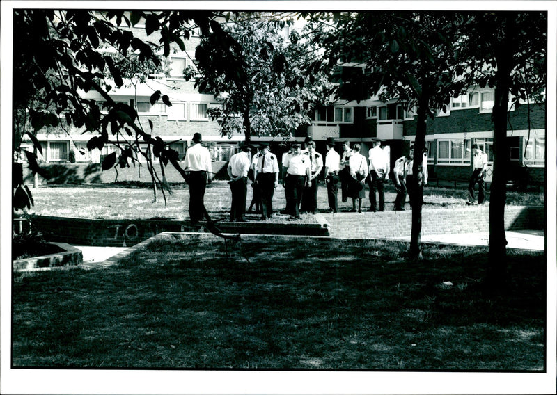 1990 LAURENCE BROWN WAS MURDERED WHILE DUTY TODAY TONY PRIME POLICE - Vintage Photograph
