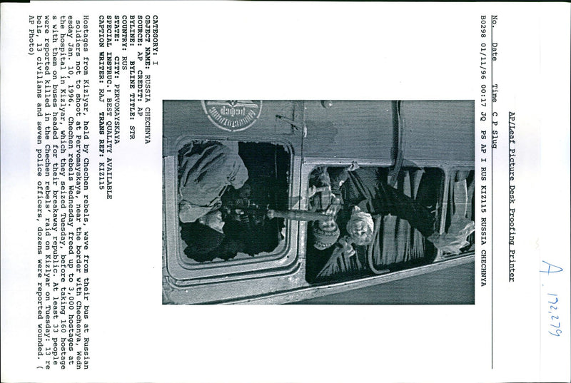 1996 CHECHEN REBELS WEDNESDAY FREED HOSTAGES TITLE RUSSIAN WRITER RUSSIA - Vintage Photograph