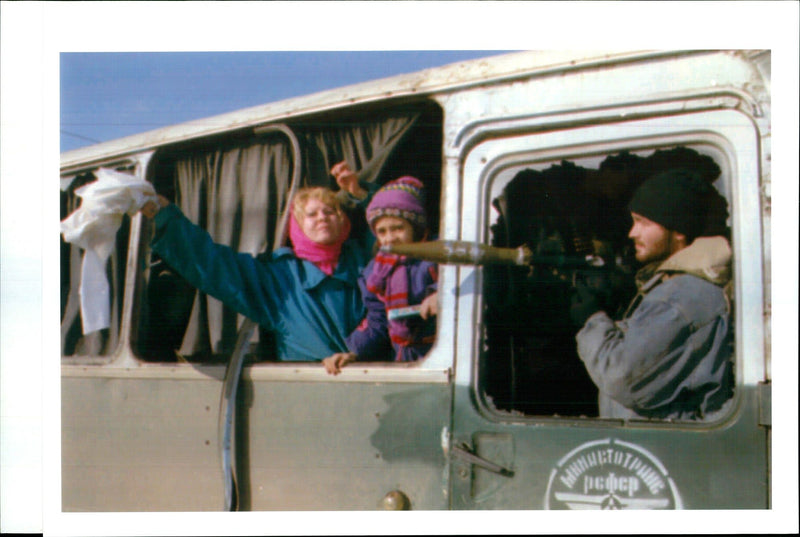 1996 CHECHEN REBELS WEDNESDAY FREED HOSTAGES TITLE RUSSIAN WRITER RUSSIA - Vintage Photograph