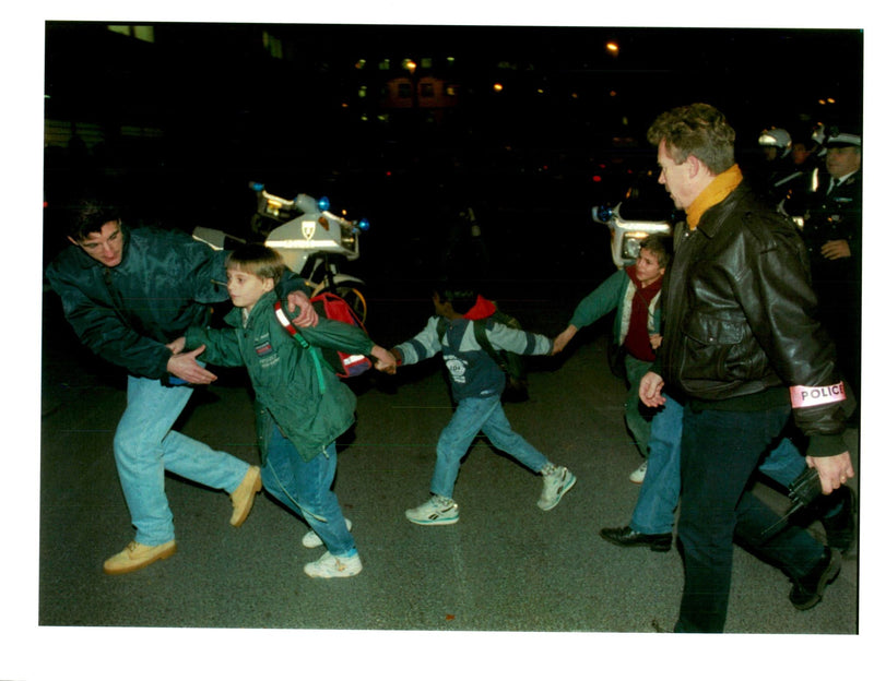 1995 POLICE CAPTURED MAN CLAIMING LAURENT REBOURS TITLE PARIS WRITER FRANCE - Vintage Photograph
